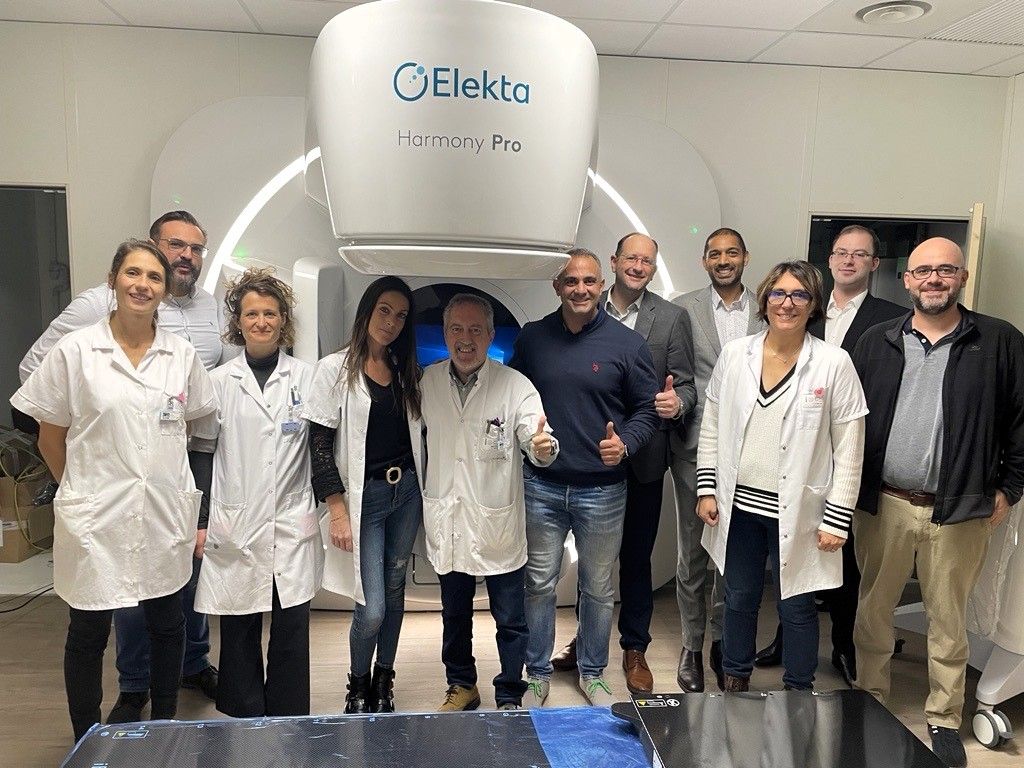 Elekta and Che Team in Front of Harmony Machine